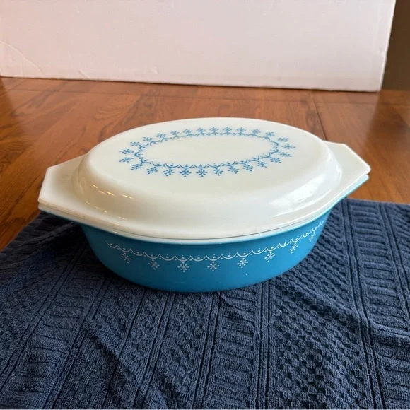 Pyrex Snowflake design lg 2.5 qt casserole dish, with white intact lid. - Picture 11 of 12